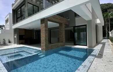 Imagem: A casa em condomínio possui 5 Dormitórios, 5 Banheiros, 4