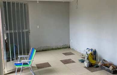 Imagem: A casa possui 2 Dormitórios, 2 Banheiros, 2 Vagas na garagem