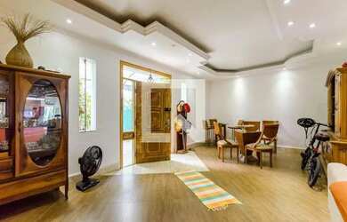 Imagem: A casa possui 4 Dormitórios, 5 Banheiros, 4 Vagas na garagem