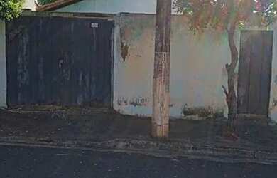 Imagem: A casa possui 2 Dormitórios, 1 Banheiro, 1 Vaga na garagem