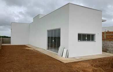 Imagem: A casa possui 1 Dormitório, 2 Banheiros, 2 Vagas na garagem