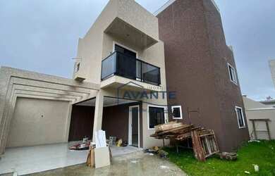 Imagem: A casa possui 3 Dormitórios, 2 Banheiros, 4 Vagas na garagem