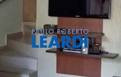 Imagem: A casa possui 3 Dormitórios, 1 Banheiro, 2 Vagas na garagem