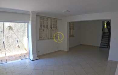 Imagem: A casa possui 4 Dormitórios, 2 Banheiros, 3 Vagas na garagem