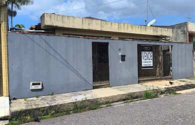 Imagem: A casa possui 3 Dormitórios, 2 Banheiros, 1 Vaga na garagem