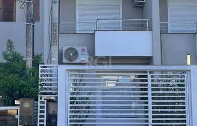 Imagem: A casa possui 2 Dormitórios, 3 Banheiros, 1 Vaga na garagem