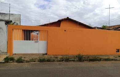 Imagem: A casa possui 3 Dormitórios, 1 Banheiro, 1 Vaga na garagem