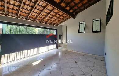 Imagem: A casa possui 3 Dormitórios, 2 Banheiros, 2 Vagas na garagem