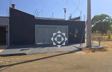 Imagem: A casa possui 3 Dormitórios, 2 Banheiros, 4 Vagas na garagem