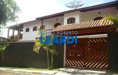 Imagem: A casa em condomínio possui 4 Dormitórios, 5 Banheiros, 5