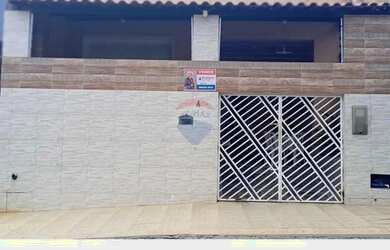 Imagem: A casa possui 3 Dormitórios, 2 Banheiros, 1 Vaga na garagem