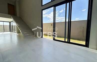 Imagem: A casa em condomínio possui 4 Dormitórios, 5 Banheiros, 4