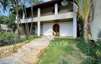 Imagem: A casa possui 4 Dormitórios, 3 Banheiros, 2 Vagas na garagem