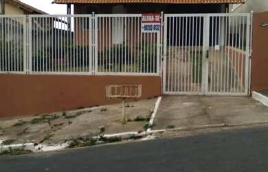 Imagem: A casa possui 3 Dormitórios, 2 Banheiros, 2 Vagas na garagem