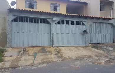 Imagem: A casa possui 5 Dormitórios, 3 Banheiros, 3 Vagas na garagem