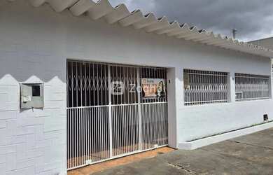 Imagem: A casa possui 3 Dormitórios, 3 Banheiros, 3 Vagas na garagem