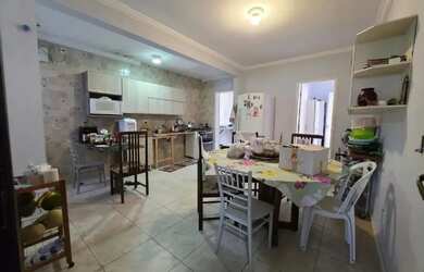 Imagem: A casa possui 3 Dormitórios, 2 Banheiros, 1 Vaga na garagem