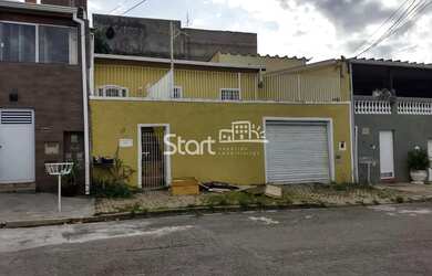 Imagem: A casa possui 2 Dormitórios, 1 Banheiro, 2 Vagas na garagem