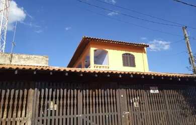 Imagem: A casa possui 3 Dormitórios, 2 Banheiros, 4 Vagas na garagem