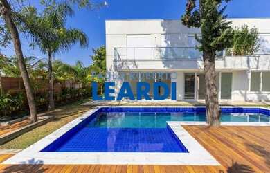 Imagem: A casa em condomínio possui 4 Dormitórios, 4 Banheiros, 5