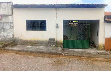 Imagem: A casa possui 3 Dormitórios, 1 Banheiro, 1 Vaga na garagem