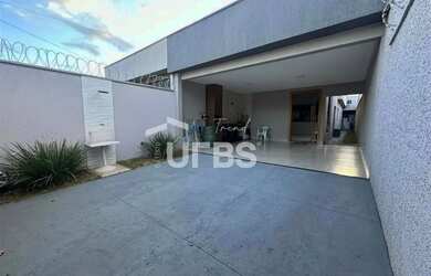 Imagem: A casa possui 3 Dormitórios, 2 Banheiros, 3 Vagas na garagem