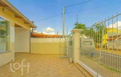 Imagem: A casa possui 3 Dormitórios, 1 Banheiro, 2 Vagas na garagem