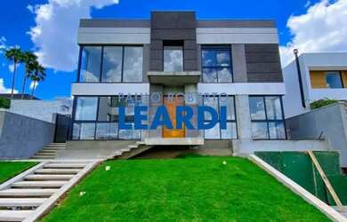 Imagem: A casa em condomínio possui 4 Dormitórios, 4 Banheiros, 5