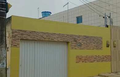 Imagem: A casa possui 3 Dormitórios, 1 Banheiro, 1 Vaga na garagem