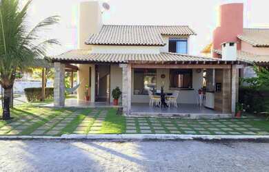 Imagem: A casa possui 3 Dormitórios, Acomodam 9 pessoas e 2 Vagas na