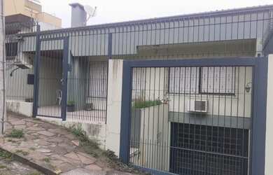 Imagem: A casa possui 5 Dormitórios, 2 Banheiros, 2 Vagas na garagem