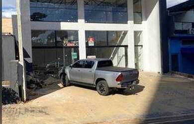 Imagem: O depósito possui 4 Vagas na garagem, 340m² de Área e está