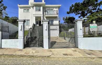 Imagem: A casa possui 3 Dormitórios, 4 Banheiros, 5 Vagas na garagem