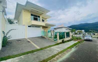 Imagem: A casa possui 4 Dormitórios, 2 Banheiros, 3 Vagas na garagem