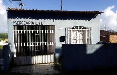 Imagem: A casa possui 2 Dormitórios, 1 Banheiro, 1 Vaga na garagem
