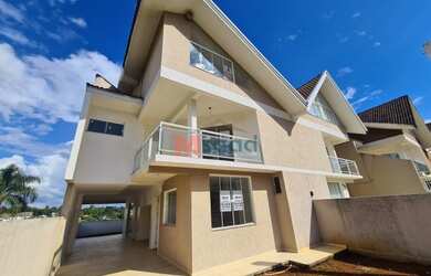 Imagem: A casa possui 3 Dormitórios, 2 Banheiros, 4 Vagas na garagem