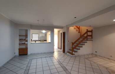 Imagem: A casa possui 2 Dormitórios, 2 Banheiros, 3 Vagas na garagem