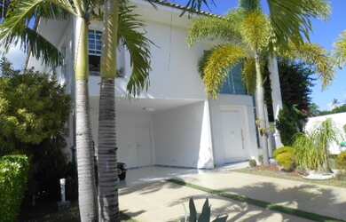 Imagem: A casa em condomínio possui 4 Dormitórios, 5 Banheiros, 2