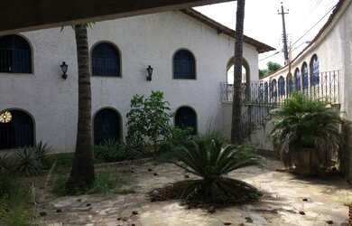 Imagem: A casa possui 1 Dormitório, 4 Banheiros, 5 Vagas na garagem