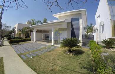 Imagem: A casa em condomínio possui 4 Dormitórios, 3 Banheiros, 4