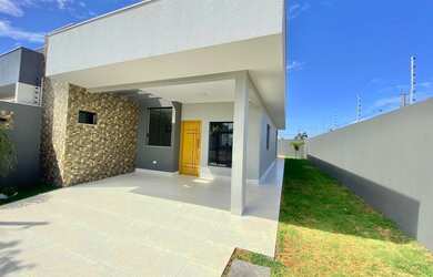 Imagem: A casa possui 3 Dormitórios, 3 Banheiros, 2 Vagas na garagem