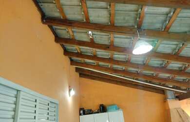 Imagem: A casa possui 2 Dormitórios, 2 Banheiros, 2 Vagas na garagem