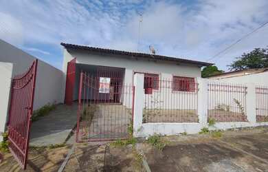 Imagem: A casa possui 4 Dormitórios, 3 Banheiros, 5 Vagas na garagem