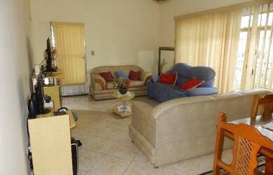 Imagem: A casa possui 2 Dormitórios, 2 Banheiros, 2 Vagas na garagem