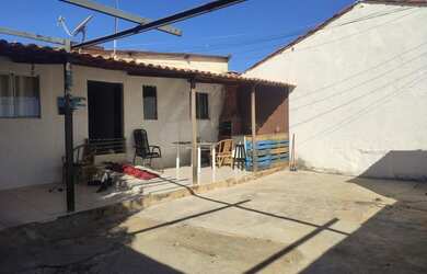 Imagem: A casa possui 4 Dormitórios, 2 Banheiros, 4 Vagas na garagem