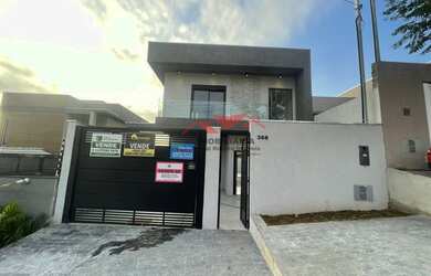 Imagem: A casa possui 3 Dormitórios, 1 Banheiro, 2 Vagas na garagem