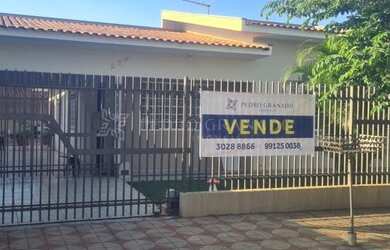 Imagem: A casa possui 3 Dormitórios, 3 Banheiros, 5 Vagas na garagem