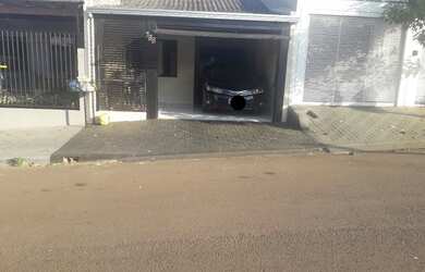 Imagem: A casa possui 2 Dormitórios, 1 Banheiro, 1 Vaga na garagem