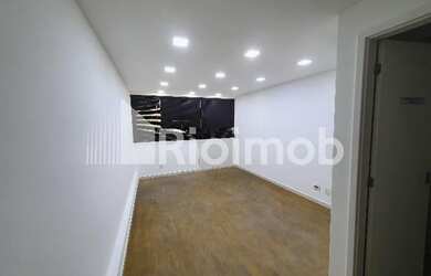 Imagem: O depósito possui 1 Vaga na garagem, 26m² de Área e está