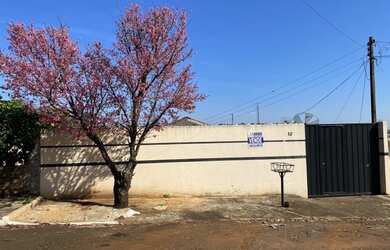 Imagem: A casa possui 3 Dormitórios, 2 Banheiros, 3 Vagas na garagem